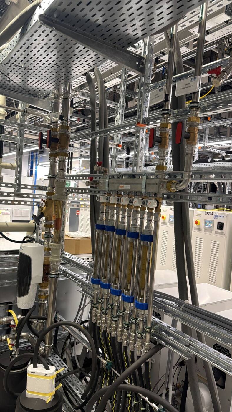 Industrielle Heizungsanlage mit Rohrleitungen