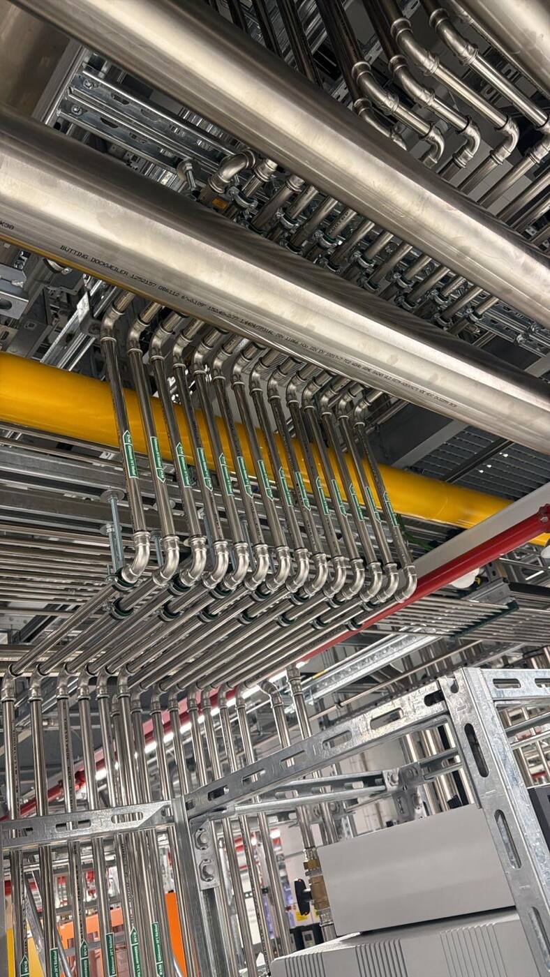 Parallelverlegung von Edelstahl-Pressfittings